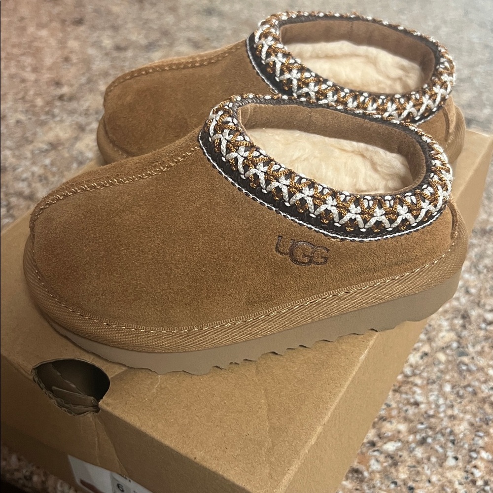 Ugg Cozy Brown Kids Shoes size 6c